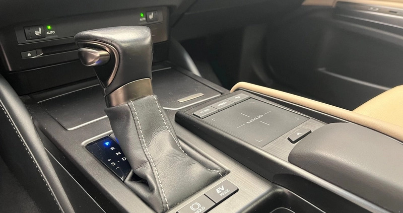 Lexus ES cena 154900 przebieg: 39535, rok produkcji 2018 z Racibórz małe 191